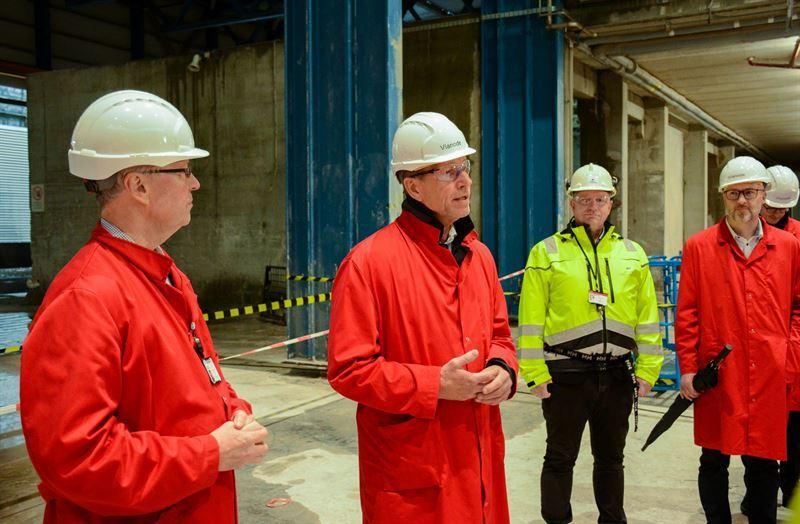 Article image for Norwegian Minister of Petroleum and Energy raises Vianode flag at site of new battery materials plant